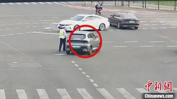 百川资本 上海街头现豪华版“老头乐” 外型似新能源汽车